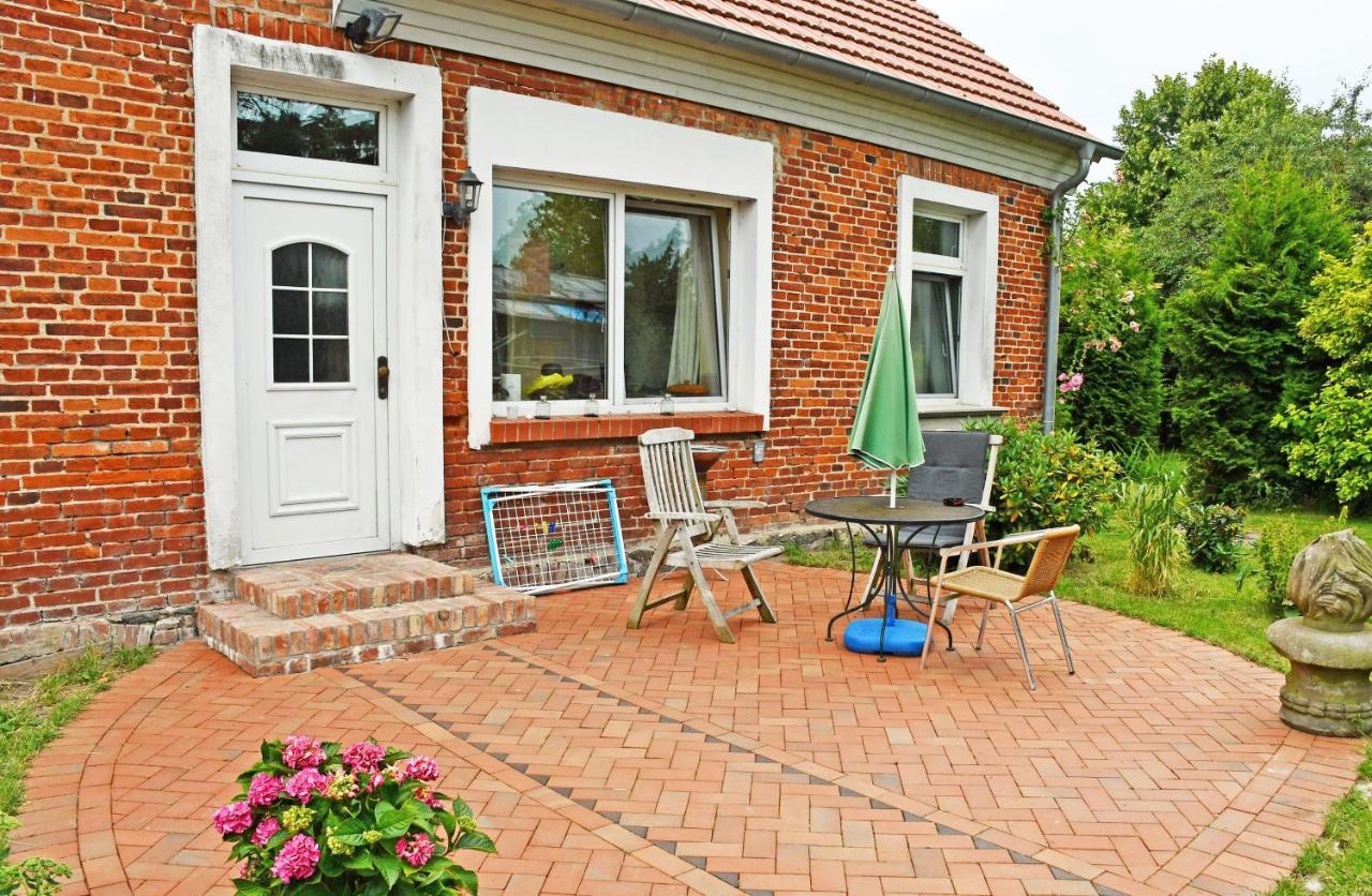 Ferienwohnungen Im Gutshaus Gnies Exterior foto