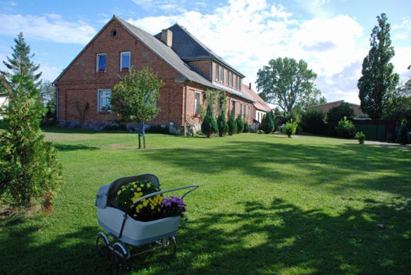 Ferienwohnungen Im Gutshaus Gnies Exterior foto
